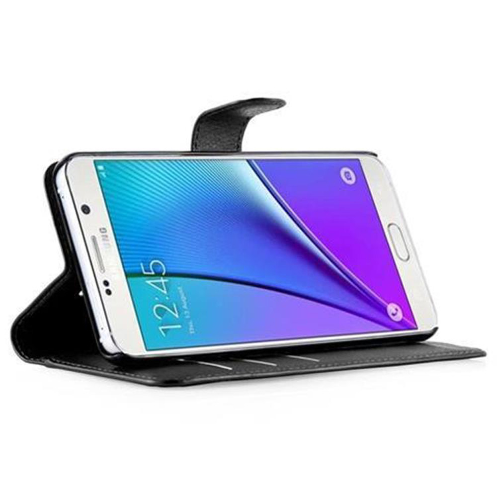 Un telefono in una custodia a portafoglio nera, aperto per visualizzare lo schermo del telefono. L'ora è visibile.