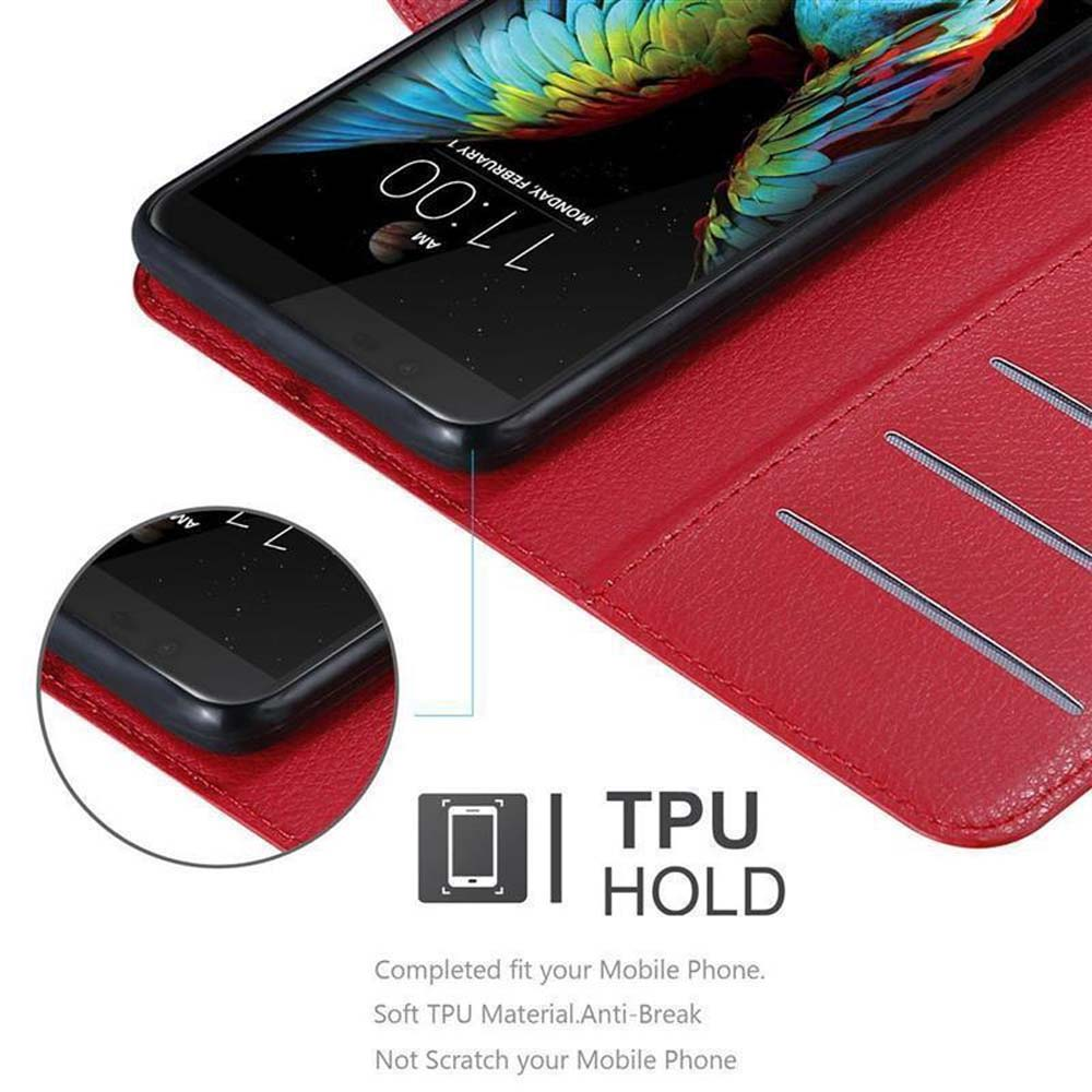 Telefono nero in una custodia rossa. Lo schermo mostra l'ora. La custodia ha fessure per carte.