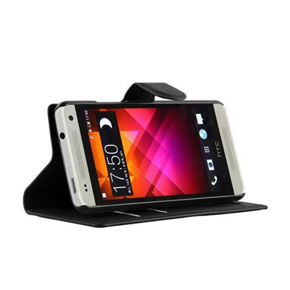 Telefon in einer schwarzen H ülle. Der Bildschirm zeigt die Uhrzeit. Die Hülle ist geöffnet und steht aufrecht.