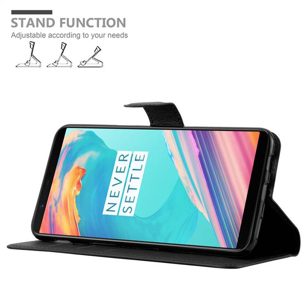 Telefon in einer Brieftaschentasche, geöffnet, um den Bildschirm freizugeben. Die Hülle ist schwarz, das Telefon hat Never Settle.