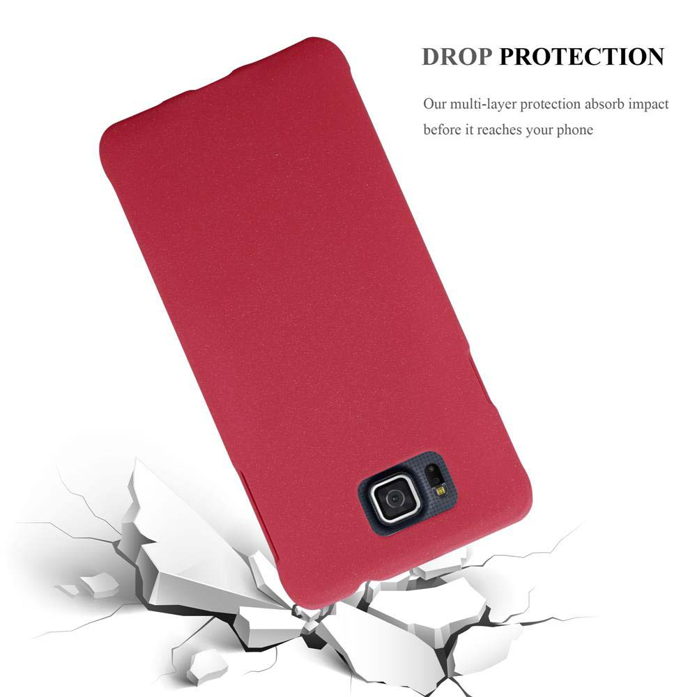 Una funda roja para teléfono descansa sobre una superficie fracturada. La funda está en ángulo, mostrando la cámara.