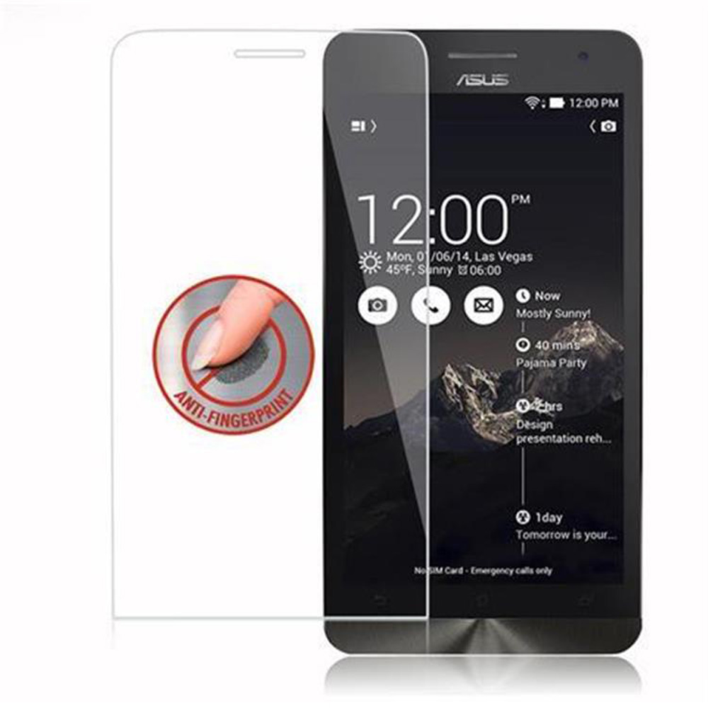 Smartphone con protezione schermo applicata, mostra l'ora. Dito tocca lo schermo, etichetta anti-impronte.