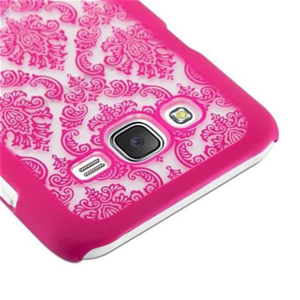Primo piano di una custodia rosa con motivo floreale. La fotocamera e il flash sono visibili.