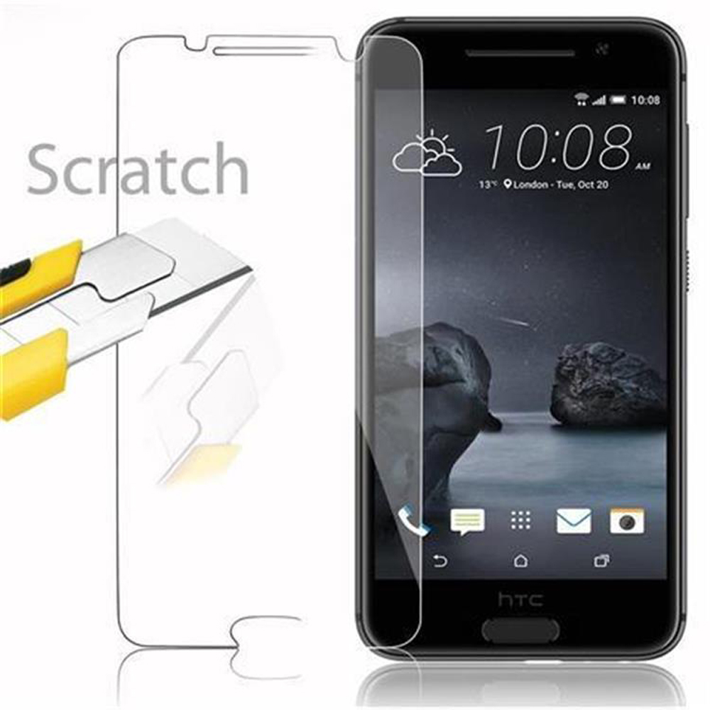 Smartphone HTC con protezione schermo e coltello. Mostra ora e meteo.