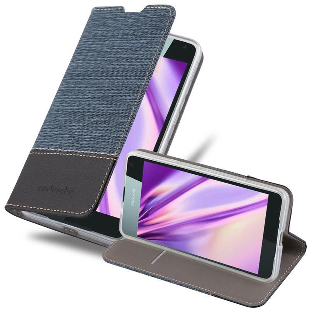 Funda de teléfono azul con un teléfono dentro. Otro teléfono en la funda.