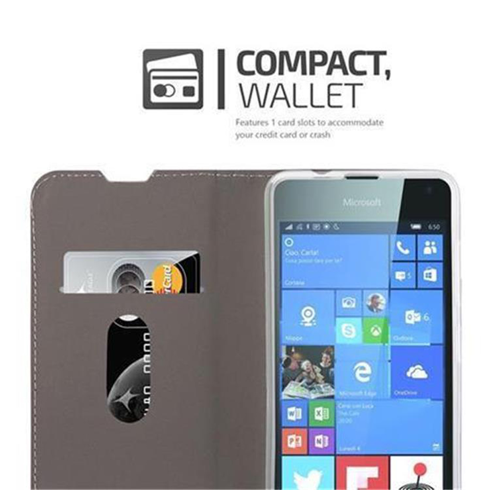 Teléfono en una funda gris con ranura para tarjetas. La pantalla del teléfono muestra la interfaz de Windows.