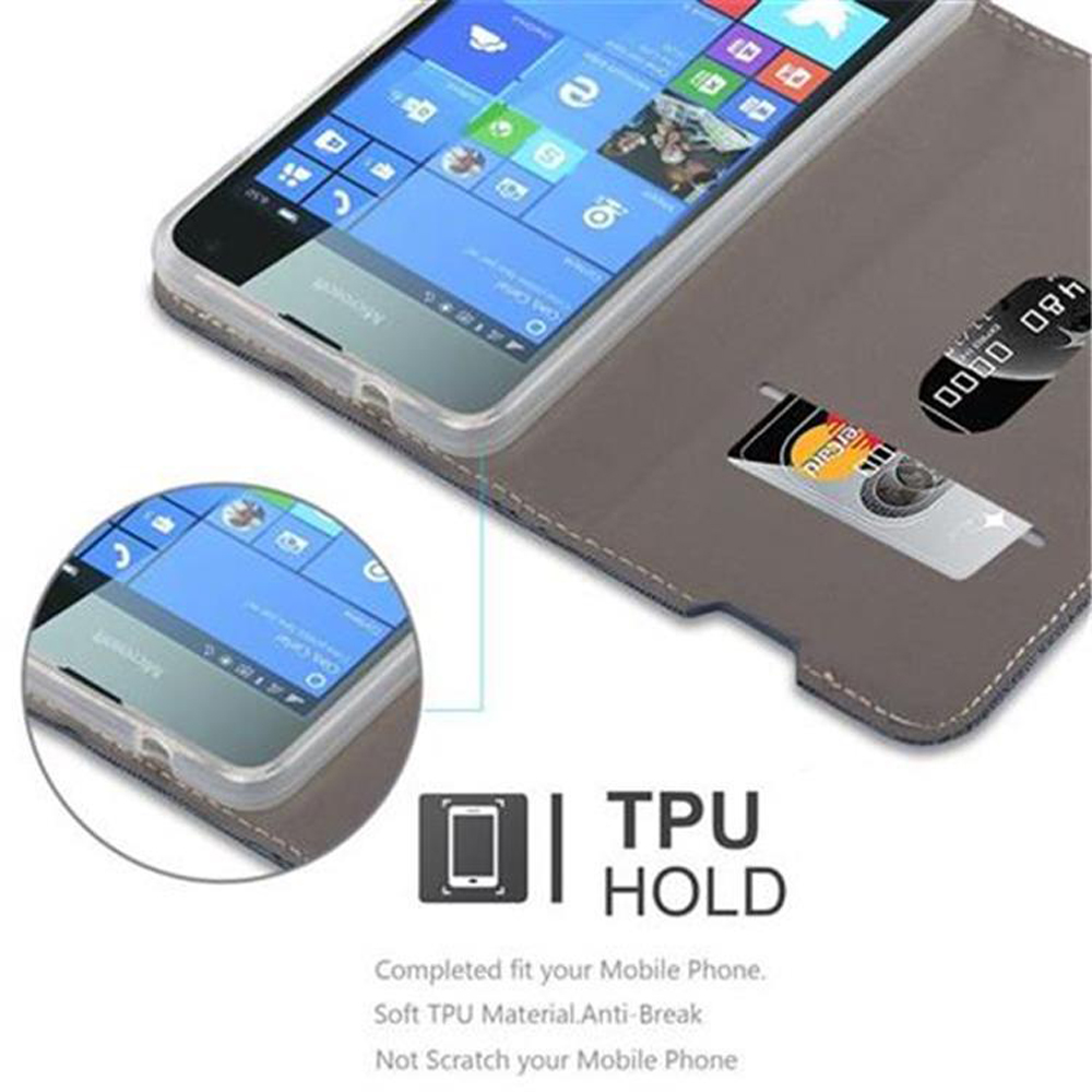 Teléfono en funda gris, abierto. Tarjeta de crédito en ranura. Mostrando la pantalla del teléfono.