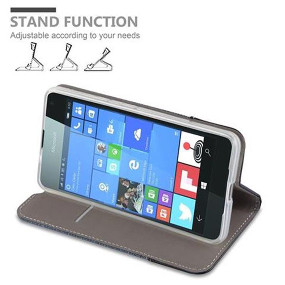 Smartphone en funda, abierto, de pie. Muestra una interfaz colorida. Se destaca la función de soporte.