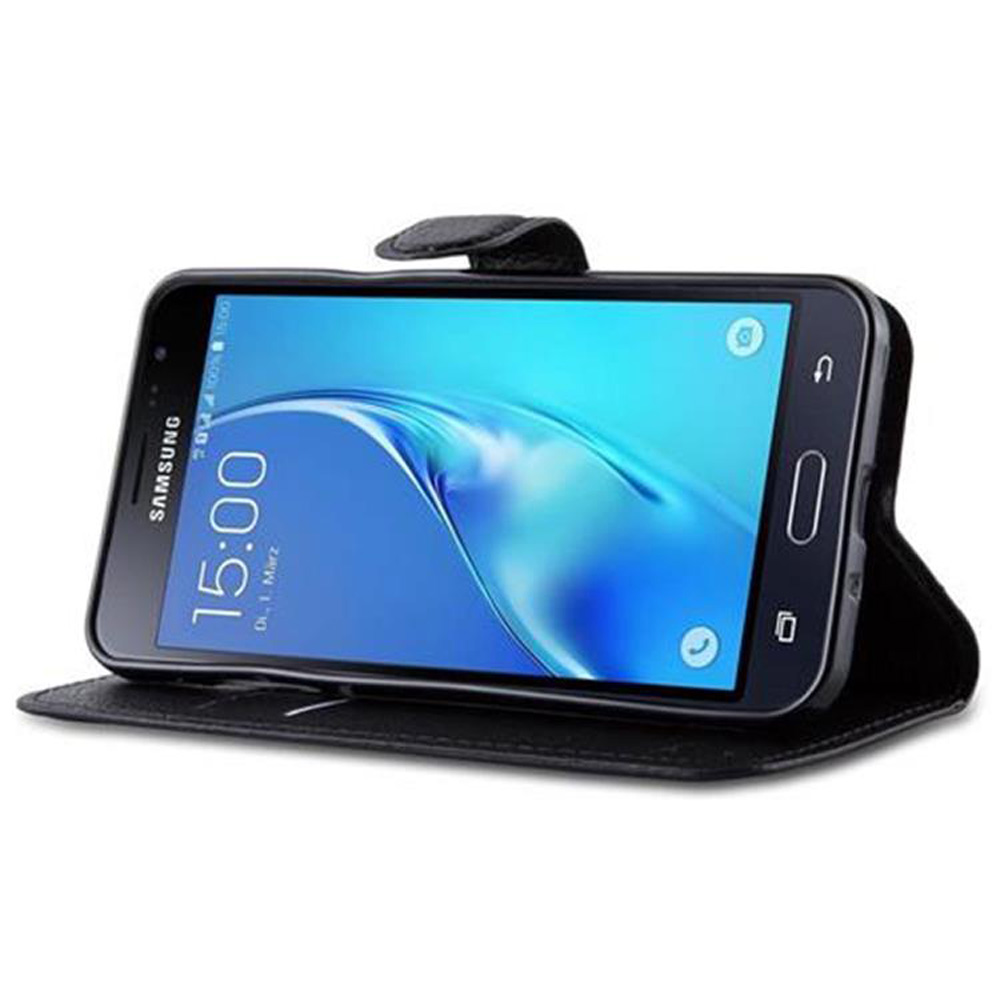 Ein Smartphone in einer schwarzen Hülle, das die Uhrzeit auf dem Bildschirm anzeigt. Die Hülle ist offen und gibt den Blick frei.
