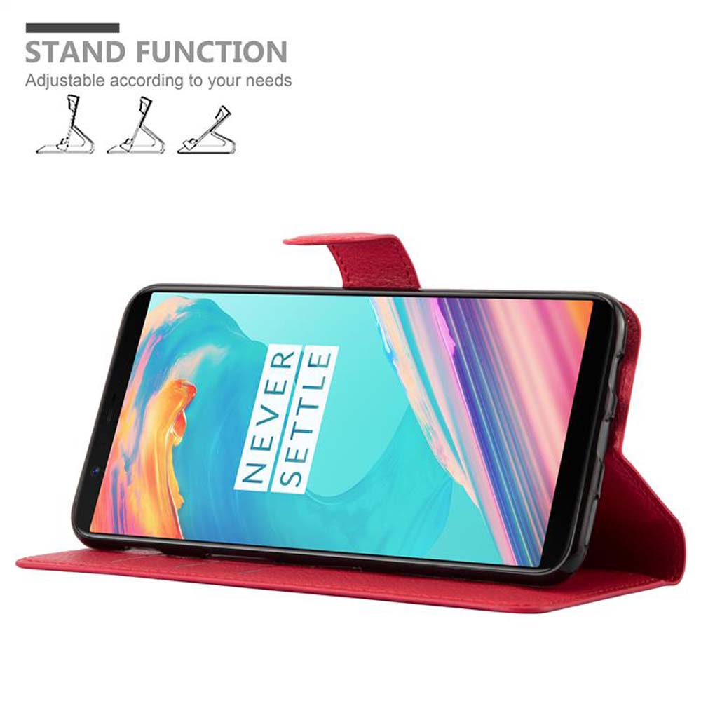 Rote Handyhülle mit Telefon darin. Auf dem Bildschirm steht 'NEVER SETTLE'.