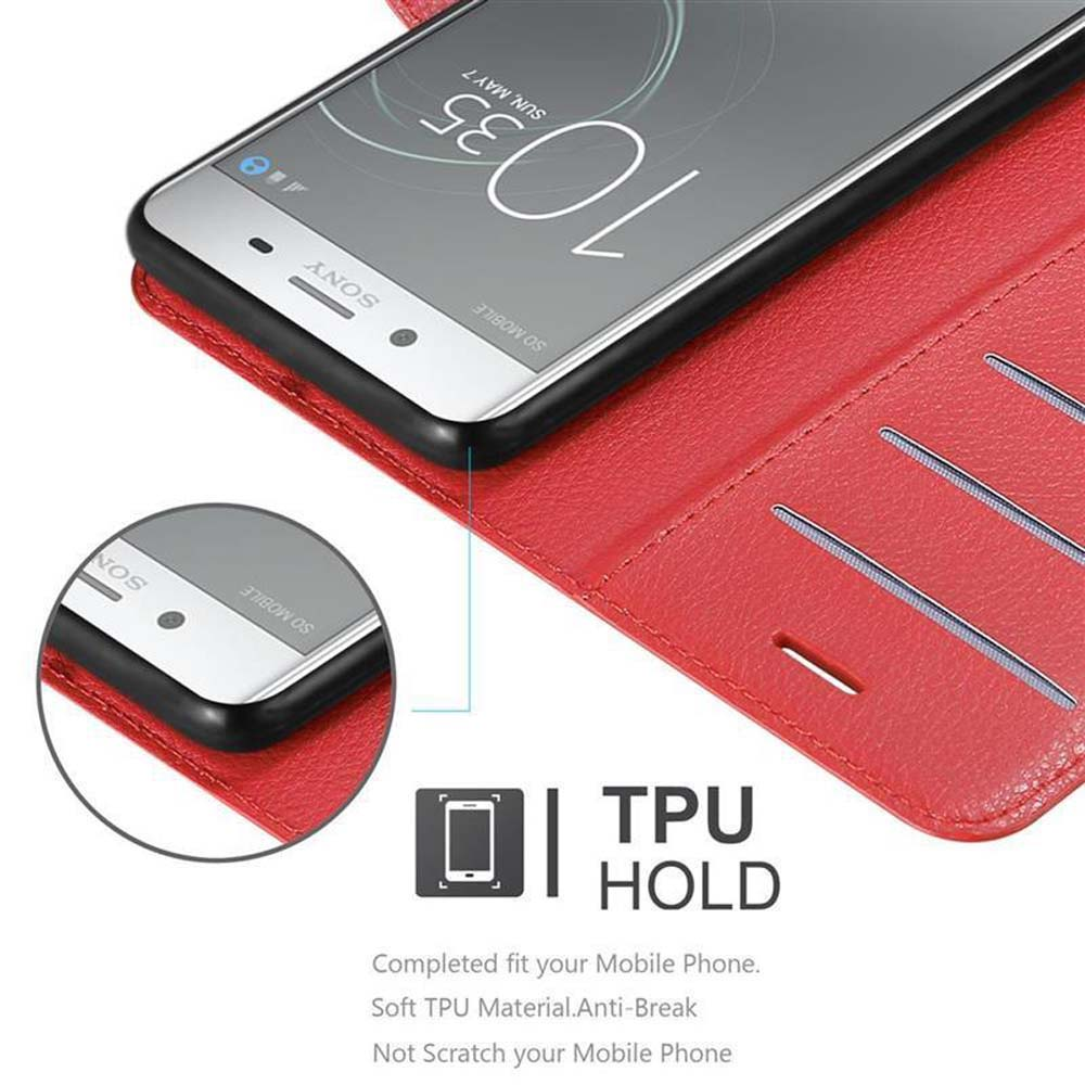 Telefono Sony in custodia rossa. Testo: TPU HOLD. Telefono su superficie rossa.