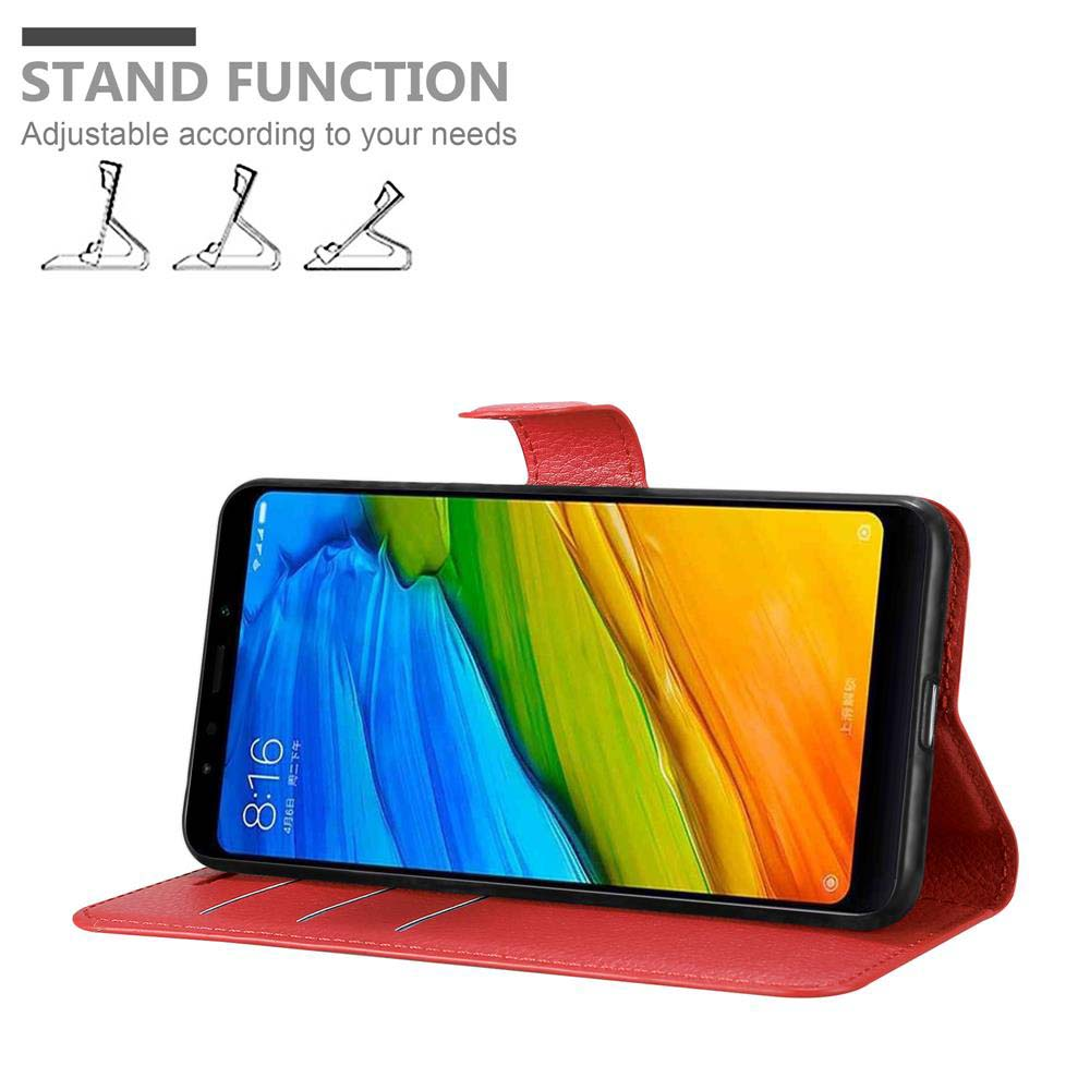 Rote Handyhülle, Telefon darin, mit Standfunktion.