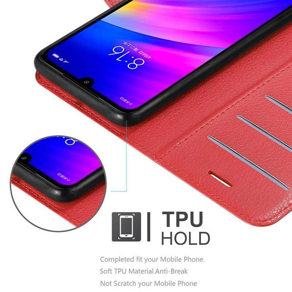 Custodia rossa con telefono all'interno, che mostra l'ora. Testo: TPU HOLD. Telefono in custodia rossa aperta.