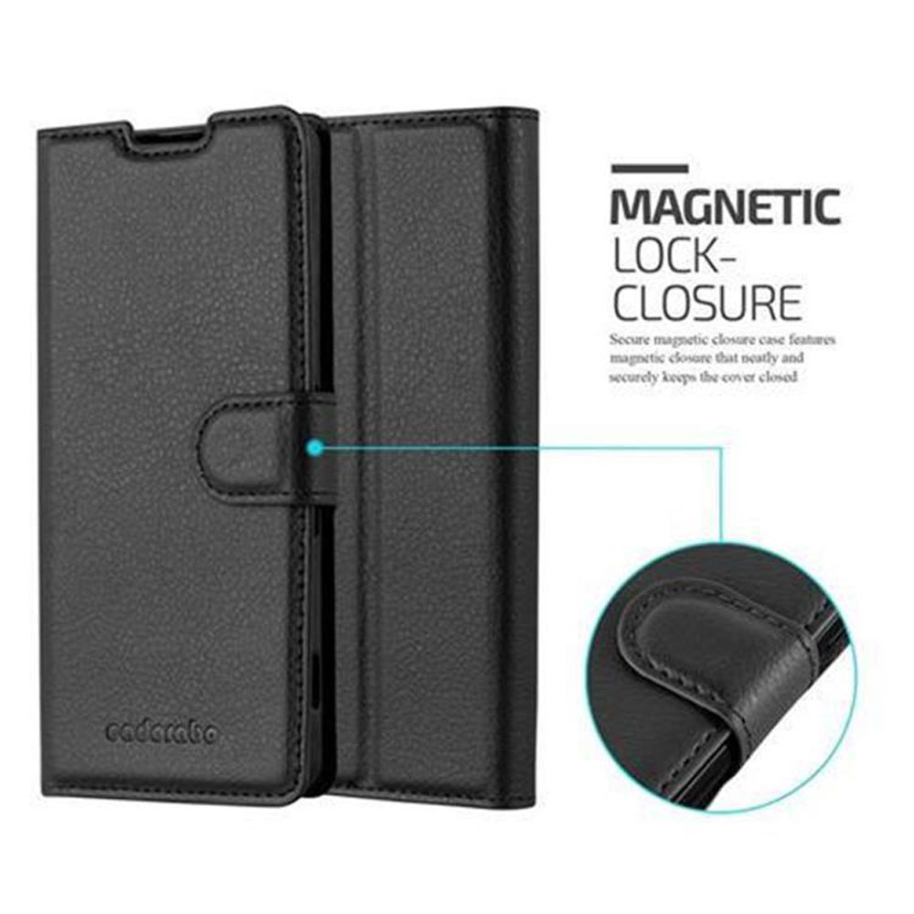 Custodia per telefono nera con chiusura magnetica. Il telefono è all'interno. La custodia è etichettata con il marchio.