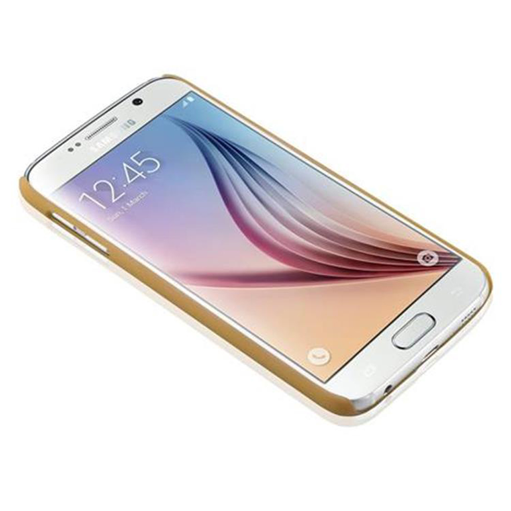 Weißes Smartphone in goldener Hülle. Der Bildschirm zeigt ein farbiges Bild mit Uhr.
