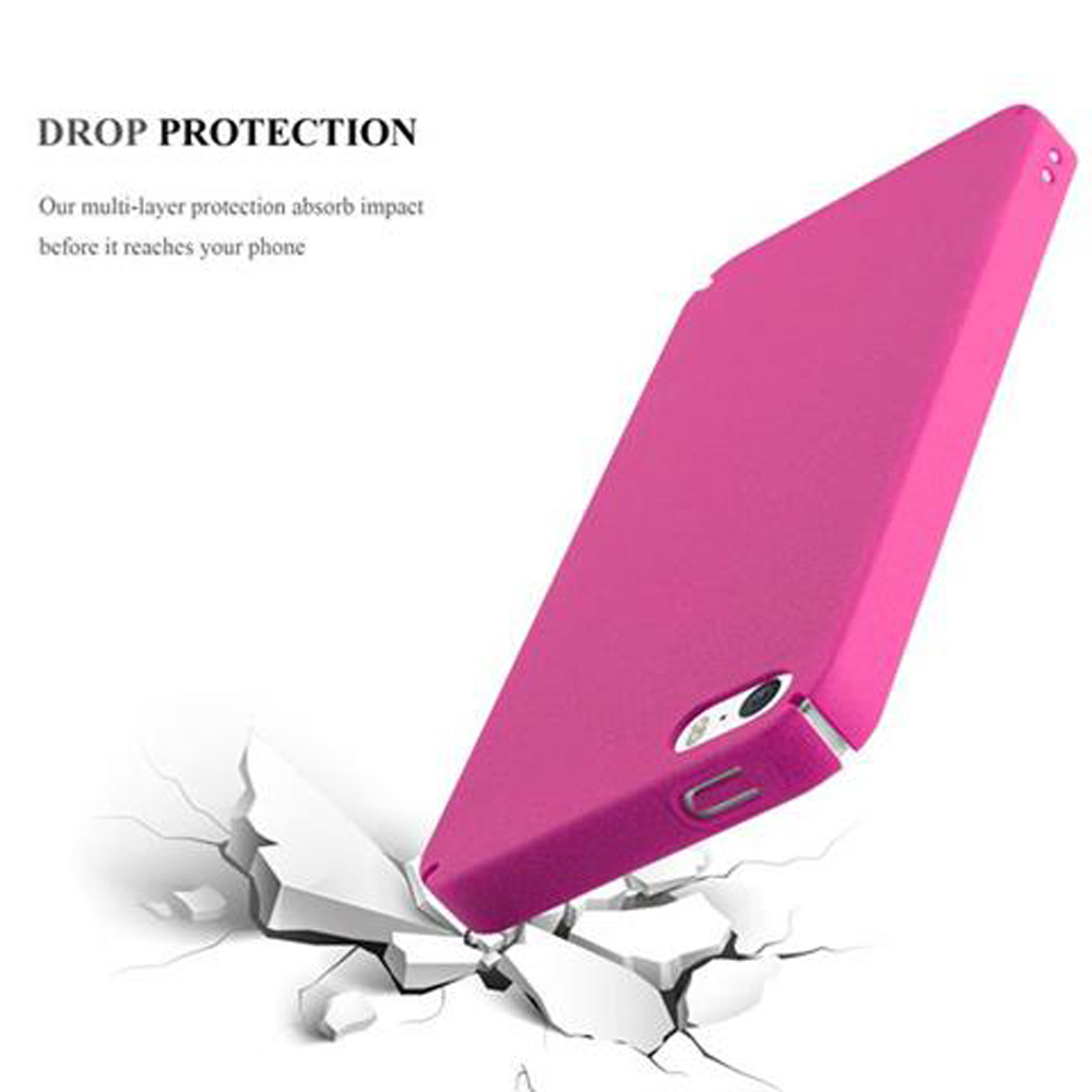 Una funda rosa para teléfono en ángulo con el teléfono, pareciendo caer sobre piezas blancas rotas, protección contra caídas.