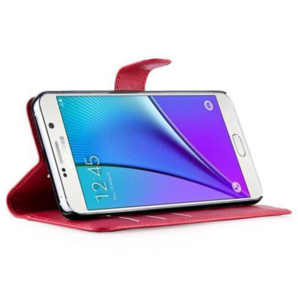 Un telefono in una custodia rossa, aperto, con uno schermo.