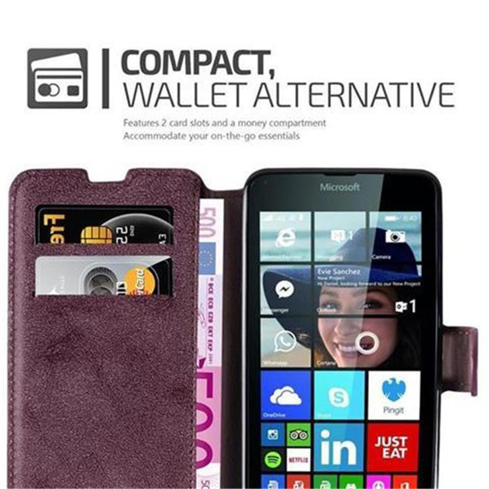 Una custodia per telefono con fessure per carte e denaro. Custodia viola, schermo del telefono visibile.