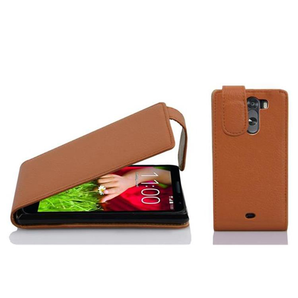 Una funda de teléfono marrón con un teléfono dentro, mostrando la hora. Otra funda está de pie.
