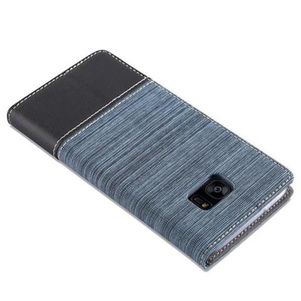 Viene mostrata una custodia per cellulare. La custodia è blu e nera con una trama simile alla pelle. Il telefono non è visibile.