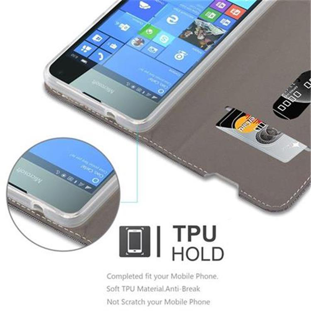 Un teléfono se coloca dentro de una funda gris. La funda muestra una tarjeta de crédito y una pantalla de teléfono con aplicaciones.