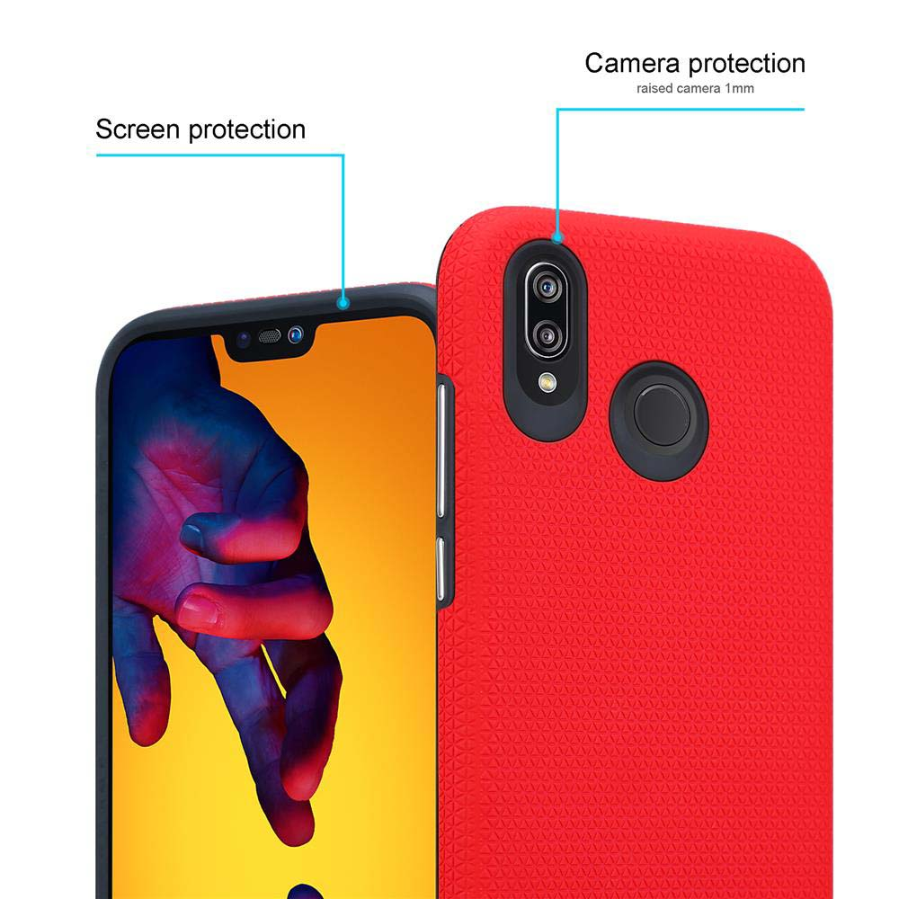 Custodia rossa con telefono all'interno. Primo piano del retro. Etichette di protezione schermo e fotocamera.