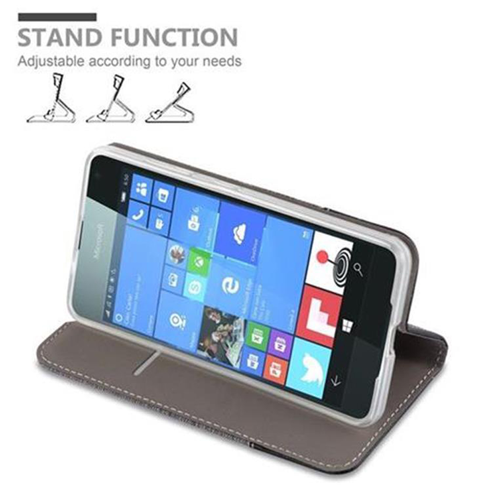 Un teléfono en una funda, apoyado. La pantalla muestra iconos de aplicaciones. Texto: Función de soporte.