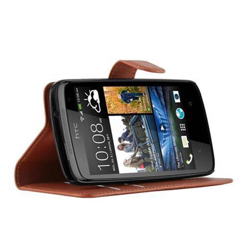 Telefon in einer braunen Lederhülle. Das Telefon zeigt die Uhrzeit und ein Bild von Personen. Die Hülle ist offen.