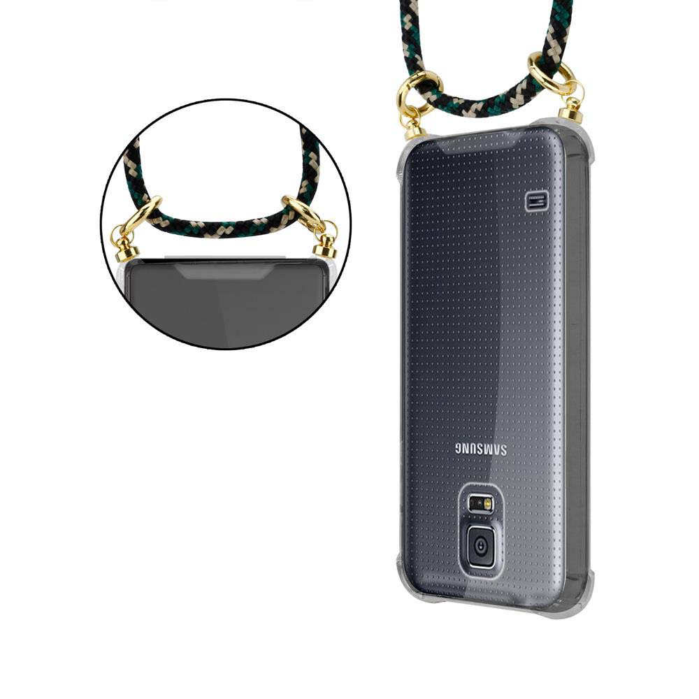 Un telefono in una custodia trasparente con una cinghia. La cinghia ha un motivo nero, verde e oro.