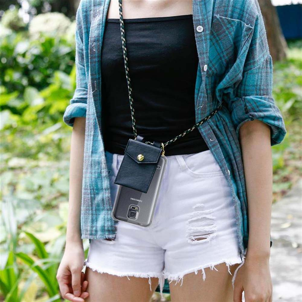 Donna con pantaloncini bianchi, top nero e camicia a quadri. Una custodia per telefono è appesa al petto.