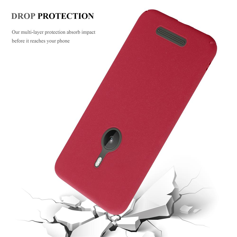 Custodia per telefono rossa che spacca il cemento. La custodia protegge il telefono dall'impatto.