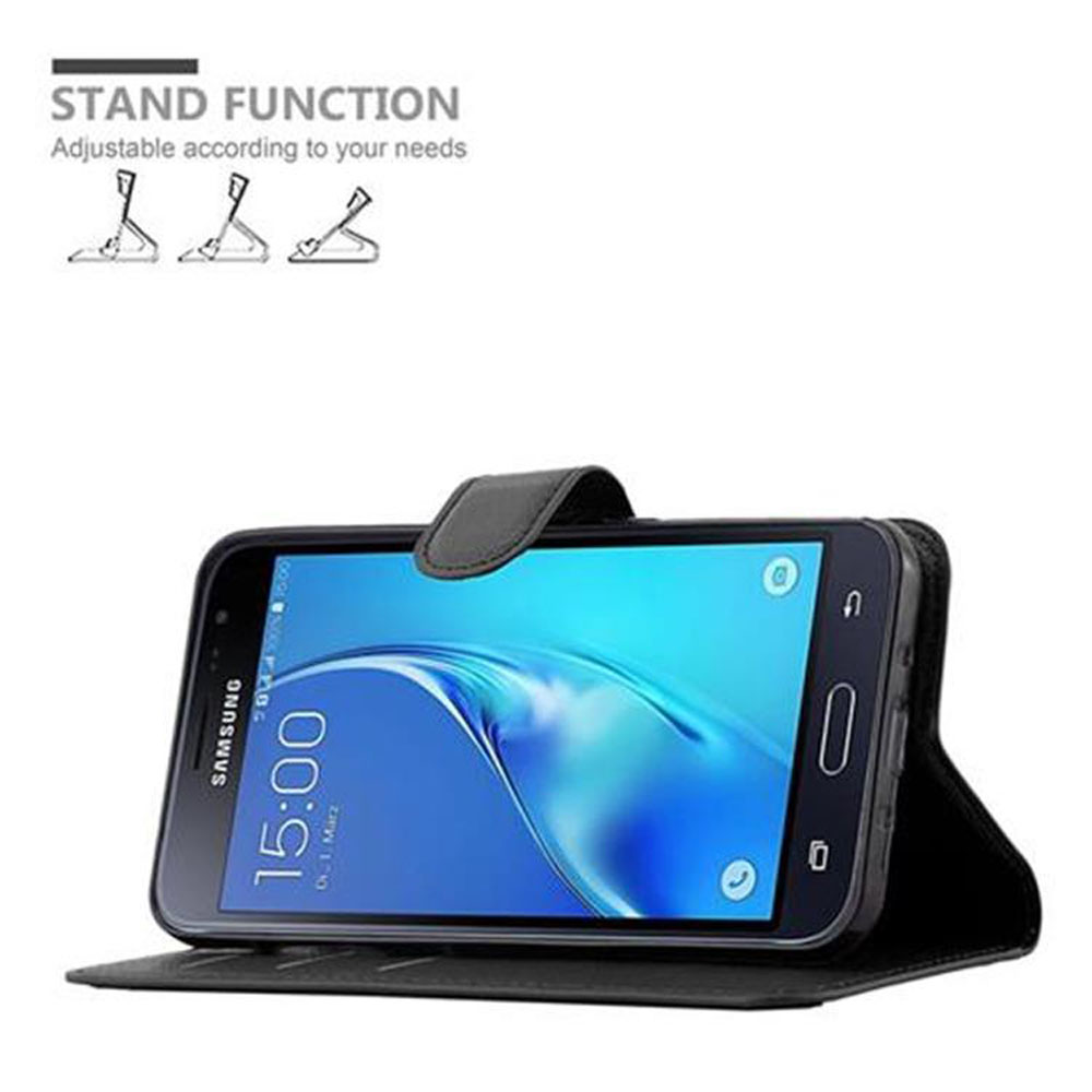 Telefon in einer Brieftasche, abgewinkelt. Der Telefonbildschirm zeigt die Uhrzeit. Die Standfunktion wird mit mehreren abgewinkelten Positionen demonstriert.