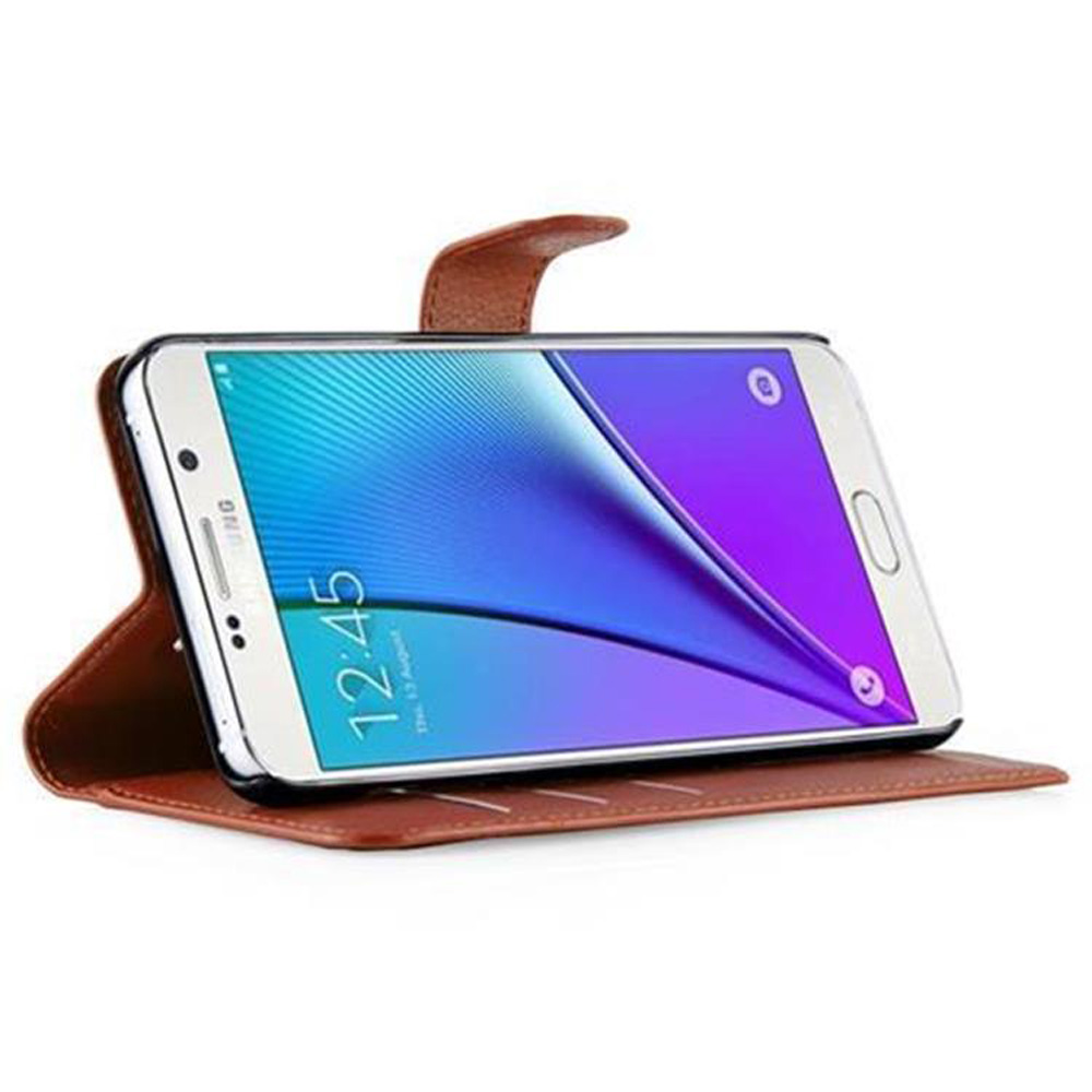 Telefon in brauner Hülle, zeigt Uhrzeit und Datum. Hülle ist offen, Telefon ist aufgestellt.