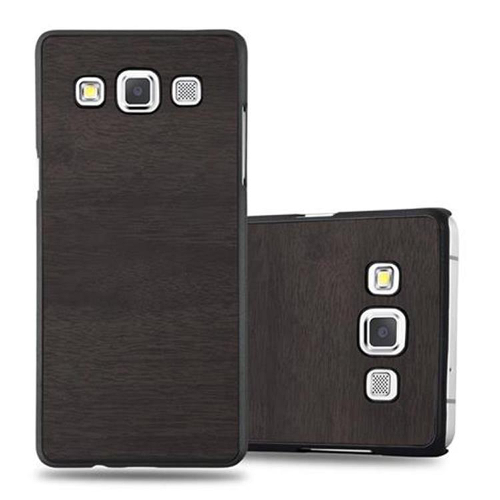 Dos fundas de teléfono marrón oscuro, una de pie y otra acostada. Fondo blanco.
