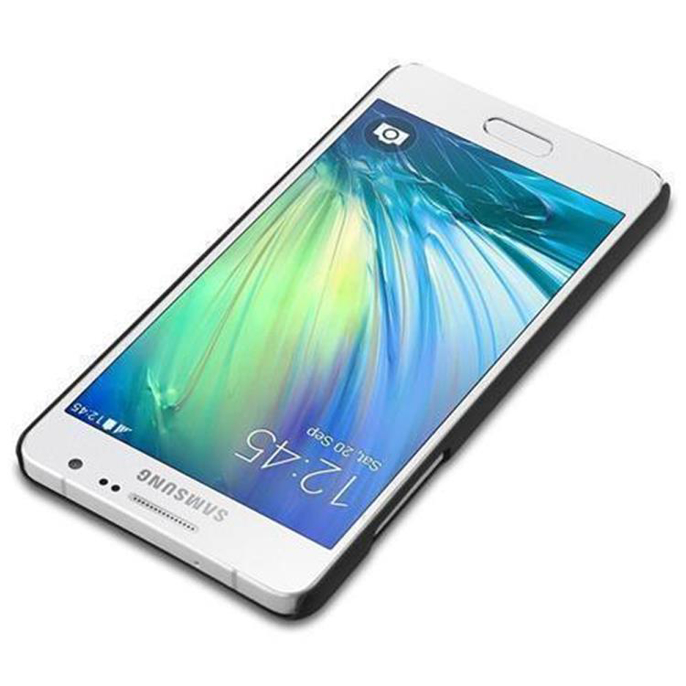 Teléfono Samsung blanco con borde negro. La pantalla muestra la hora. Fondo blanco.