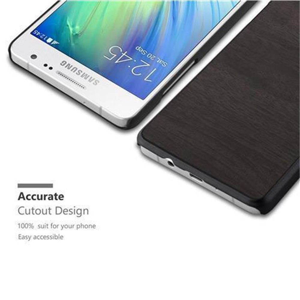 Un teléfono Samsung blanco con funda, junto a una funda con vetas de madera.