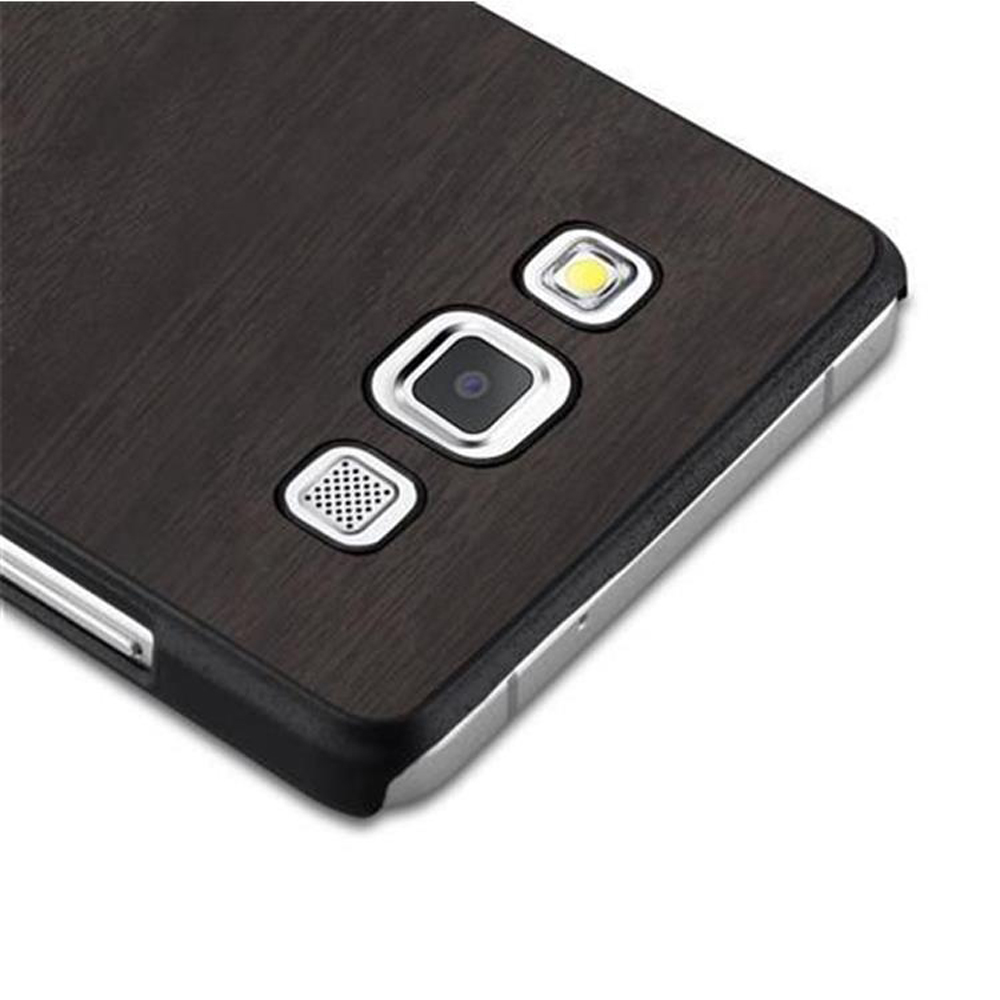 Primer plano de un teléfono que muestra la cámara y los botones, con un diseño de vetas de madera.