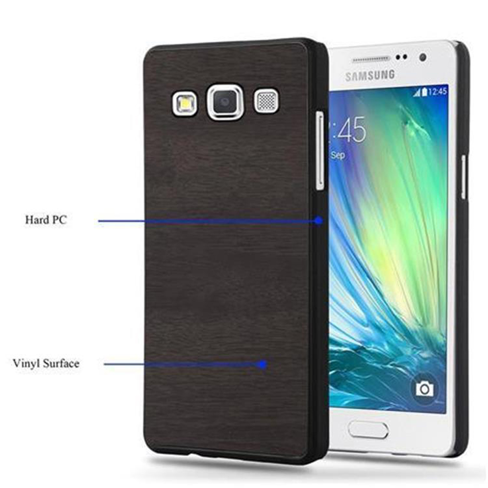 Funda de teléfono negra con textura de madera. Un teléfono blanco está a su lado, mostrando la hora.