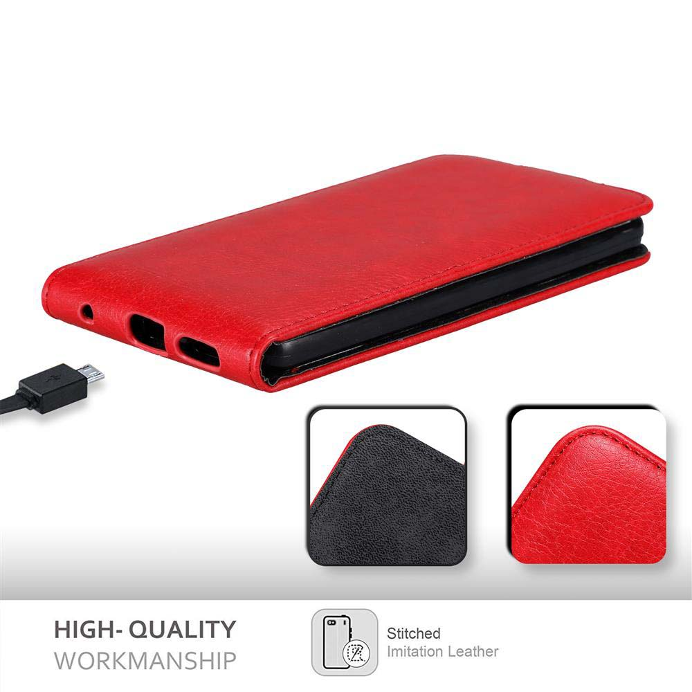 Custodia per telefono rossa con un telefono all'interno. Primo piano delle cuciture e di una porta di ricarica.