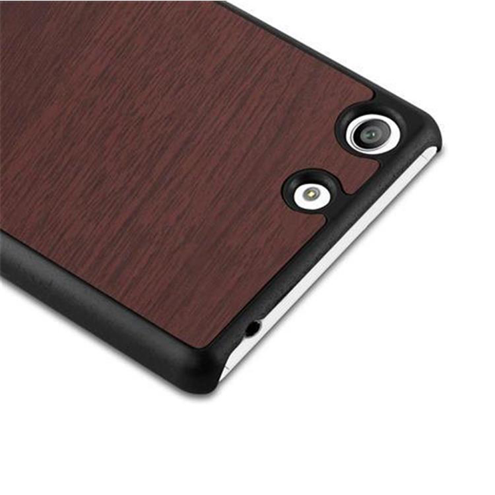 Primer plano de una funda de teléfono con acabado de vetas de madera. La funda tiene un recorte para la cámara y el flash.