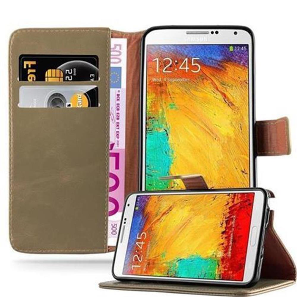 Teléfono en una funda tipo billetera marrón con tarjetas de crédito, efectivo y la hora 12:45 en la pantalla.