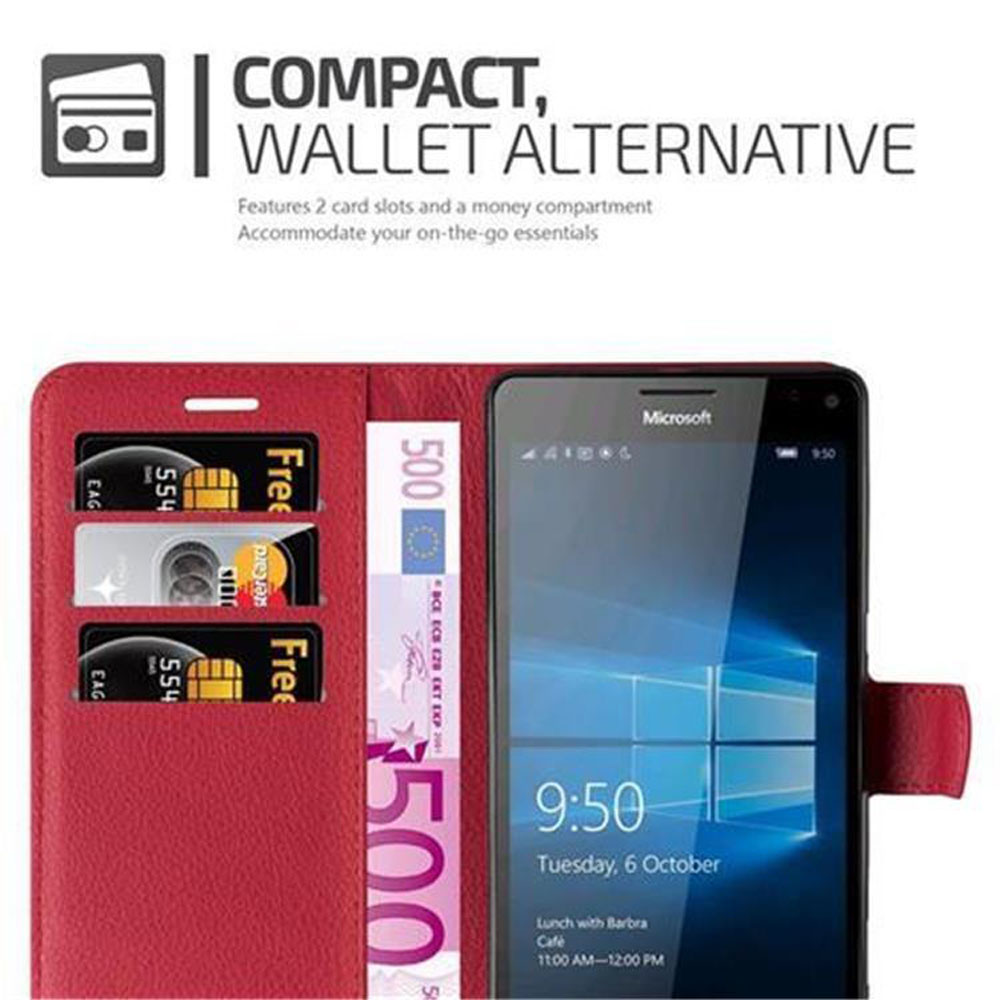 Telefono in una custodia a portafoglio rossa con carte e denaro. La custodia ha slot per carte e un vano per il denaro.
