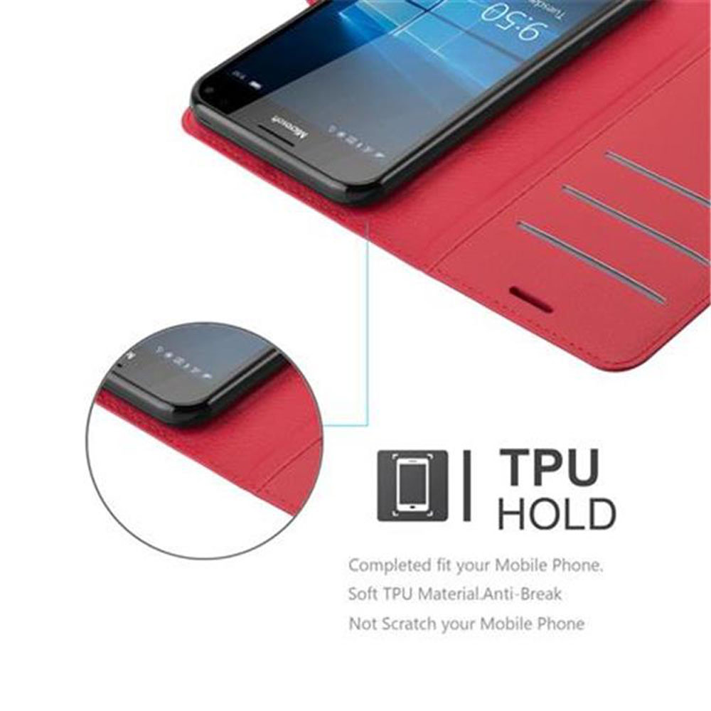 Un telefono in una custodia rossa, con lo schermo visibile. La custodia è aperta.