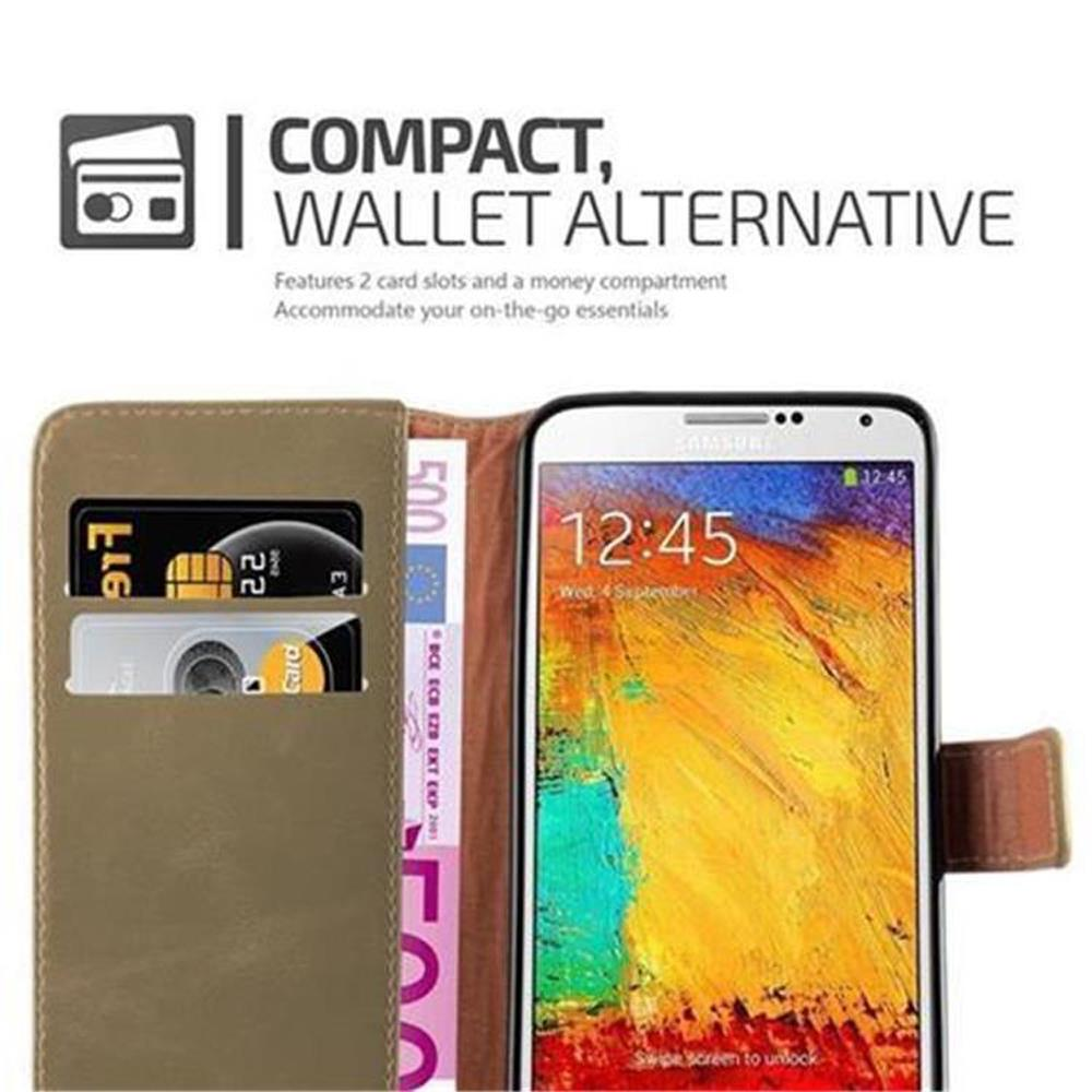Un teléfono dentro de una funda tipo cartera con ranura para tarjetas y dinero. El teléfono muestra la hora.