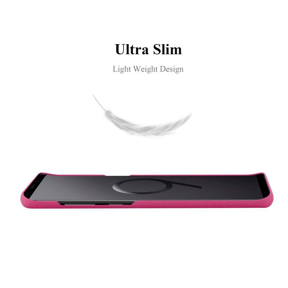 Una custodia per telefono rosa con un telefono all'interno è mostrata su uno sfondo bianco. È ultra sottile.