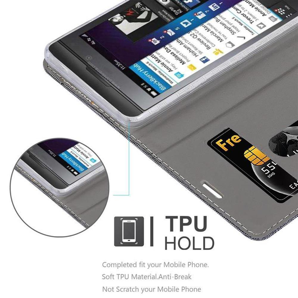 Telefono in una custodia con fessura per carta di credito. Il telefono mostra una schermata Blackberry Hub.