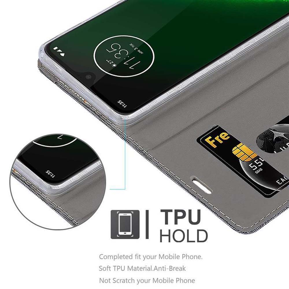 Telefono all'interno di una custodia grigia. Mostra lo schermo con l'ora. Ha uno slot per schede con una scheda.