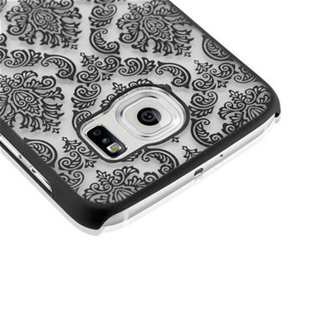 Primo piano di una custodia per telefono con design floreale nero su sfondo bianco. Obiettivo della fotocamera visibile.