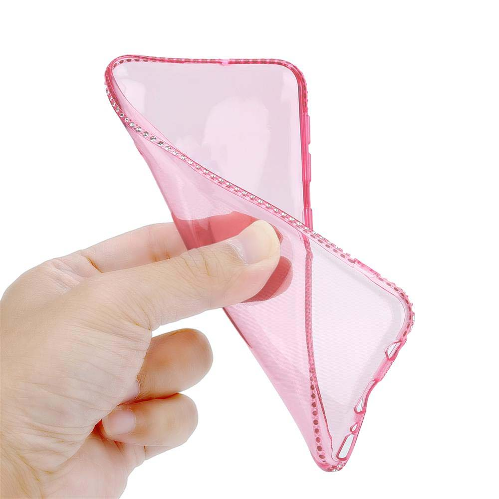 Viene mostrata una persona che tiene una custodia rosa per telefono.