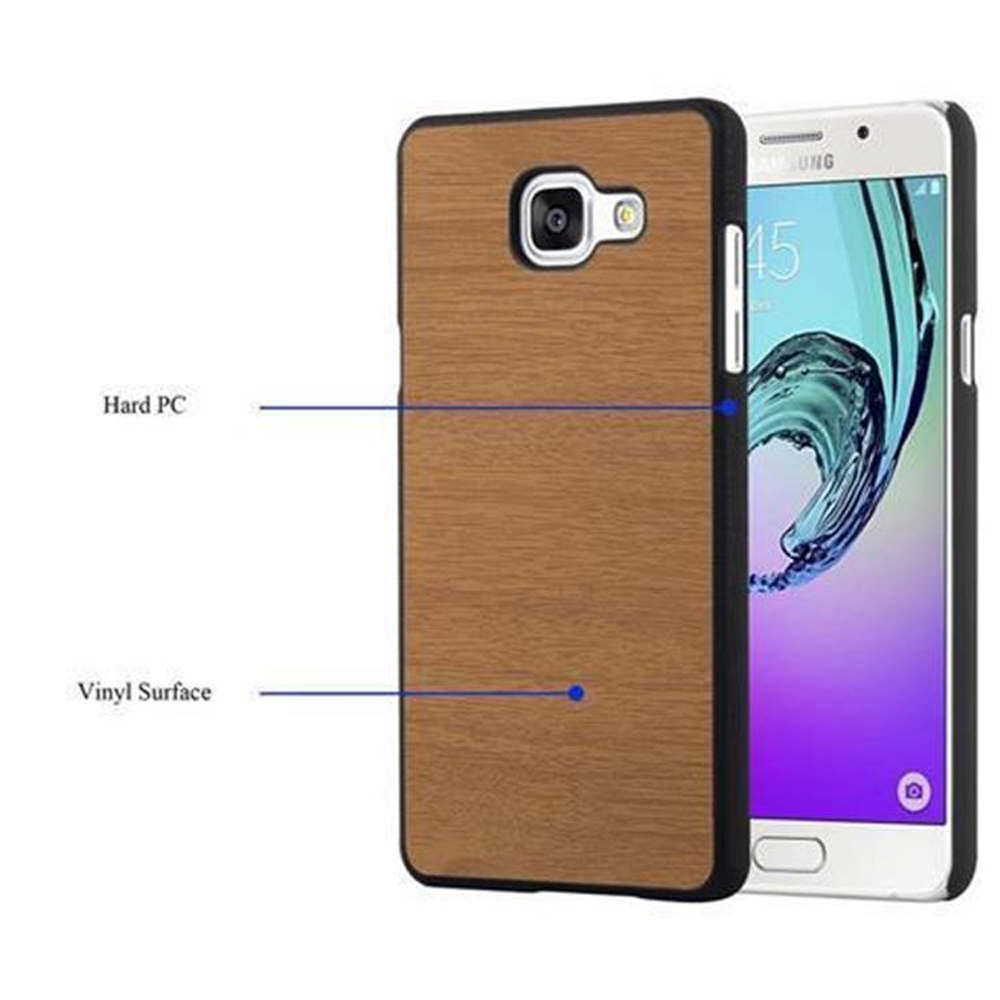 Teléfono en una funda de madera. Texto en la pantalla del teléfono. Contorno negro, fondo blanco.